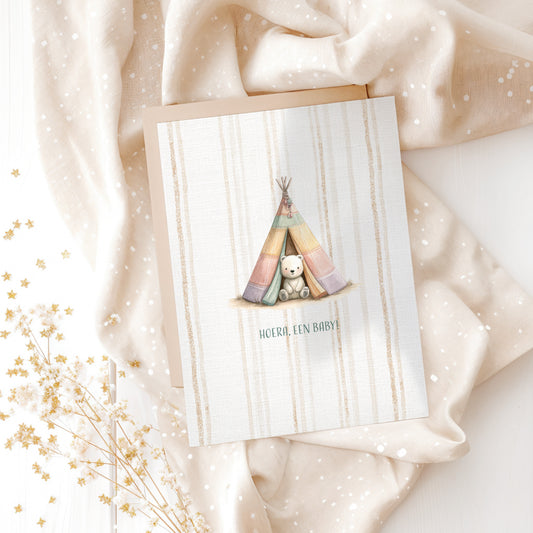 Wenskaart hoera een baby beer tipi!